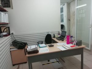 Oficinas con bodegas dentro de la ciudad