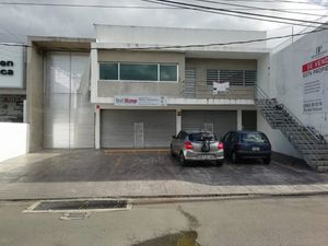 Edificio comercial con locales comerciales sobre Avenida