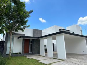 Residencia de una planta en Privada al Norte de Merida en Renta