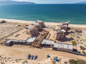 Condominios frente a playa Amina