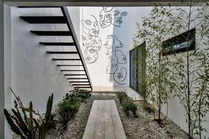 Venta de Hermosa y Amplia Casa Totalmente Remodelada en Lomas Altas