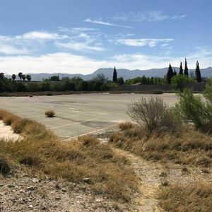 TERRENO CON OFICINAS Y BODEGA EN AVENIDA