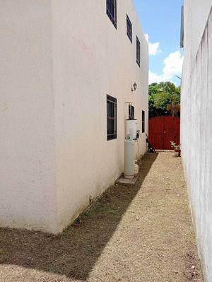 CASA AMUEBLADA EN RENTA EN GRAN SANTA FE, MÉRIDA, YUCATÁN. 3 RECÁMARAS.