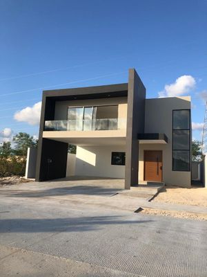 CASA EN VENTA AL NORTE DE MÉRIDA, PRIVADA RESIDENCIAL "ENTRE PARQUES".