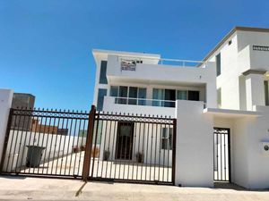 PRECIOSA CASA DE 3 NIVELES EN PUNTA AZUL ROSARITO CON 5 BAÑOS