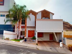 CASA EN VENTA 4 RECAMARA CON PANELES SOLARES ZONA VALLE ESCONDIDO