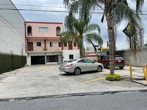 Venta de terreno con 7 locales comerciales y 3 departamentos