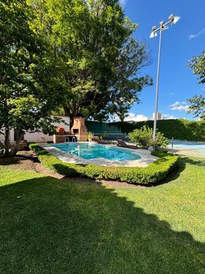 Hermosa casa de un piso remodelada con alberca