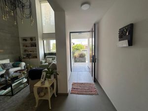 CASA EN VENTA REMODELADA, LOMAS DE AXOMIATLA.