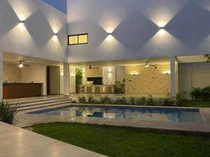 CASA EN VENTA PRIVADA BOSQUES DE ALTABRISA MERIDA 5 RECAMARAS ESTUDIO Y ALBERCA