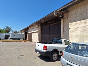 Venta Bodegas rentadas, 3,000 m2, Querétaro