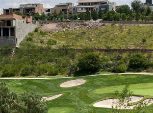 ESTRENA EN CLUB DE GOLF CON ALBERCA Y CINE