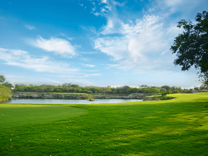 Campo de Golf y Lago