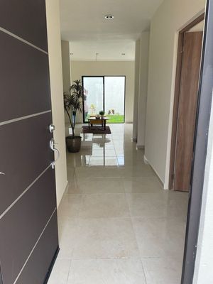 Venta de casa con 3 recámaras, oficina, piscina en Tixcacal