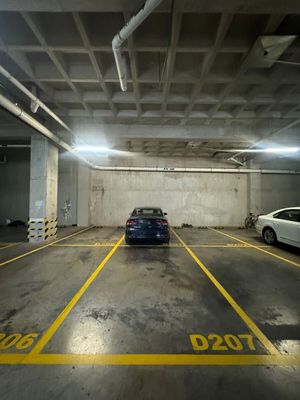 2 Lugares de estacionamiento techado.