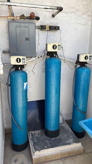Tren de filtrado de agua con válvulas automáticas.