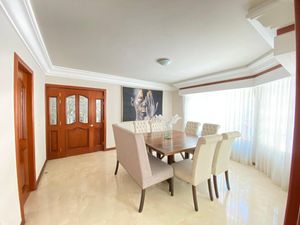 Residencia en venta en Bugambilias, a unas cuadras de la Plaza