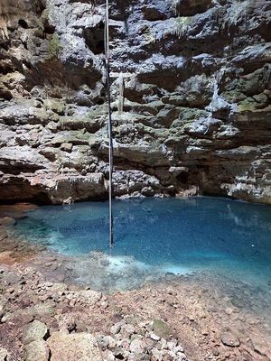 Se observa un tubo para sacar agua del cenote