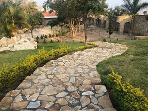 Hermosa Residencia de una planta y acabados de lujo, amplios jardines.