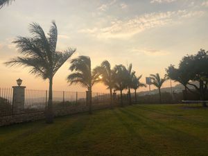 Hermosa Residencia de una planta y acabados de lujo, amplios jardines.