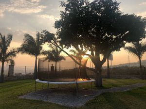 Hermosa Residencia de una planta y acabados de lujo, amplios jardines.