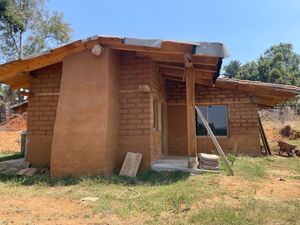 Casa de adobe en renta a una cuadra de Jardin Walo