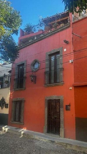 Casa con Terraza a Poco Minutos del Centro en venta - San Antonio