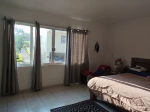 Casa con  4 recámaras,alberca común y jardín privado