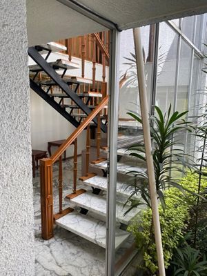 Vendo casa con jardín en colonia Real de Las Lomas, CDMX.