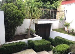 Linda casa con amplio jardín en Lomas de Tecamachalco, ideal para construir