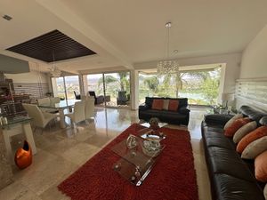 CASA EN VENTA EN JURIQUILLA CON VISTA AL LAGO