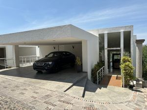 CASA EN VENTA EN JURIQUILLA CON VISTA AL LAGO