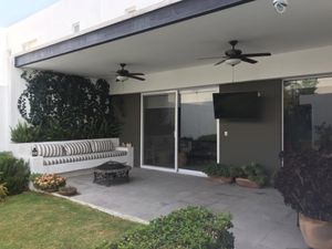 RENTA EN SANTA FE JURIQUILLA. HERMOSA CASA AMUEBLADA. NUEVO CAPRICHO