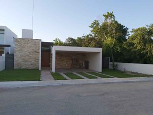 Linda casa de una planta en privada La Rejoyada en Venta