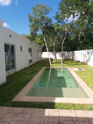 Linda casa de una planta en privada La Rejoyada en Venta