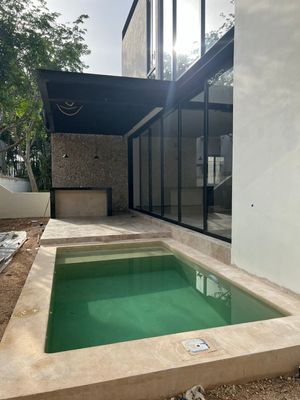 Casa en Venta en el Yucatán Country Club dentro de Privada, de 4 recámaras