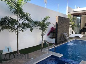 Terraza con alberca en Villa de Álvarez, Colima