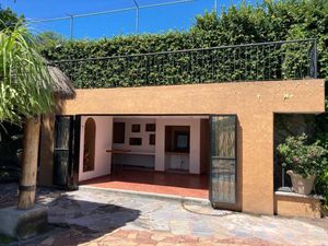 Residencia en venta, Privada en Col. Palmira, vigilancia