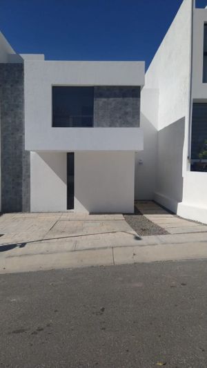 Se Renta Casa en El Condado, Corregidora, Terreno de 180 m2, Construcción 190 m2