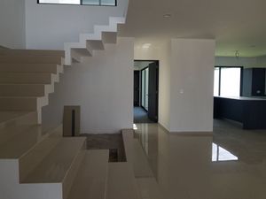 Residencia en Lomas de Juriquilla, 4 Habitaciones con  Baño Completo y Vestidor