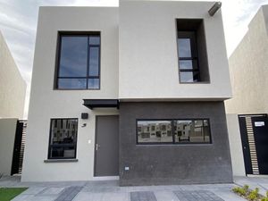 Se Vende Casa Entre El Refugio y Zibata, Estudio o 4ta Recamara en PB, 3.5 Baños