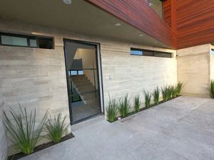 Se Vende Casa en Colinas de Juriquilla, DOBLE ALTURA, Gran Jardín, Lujo