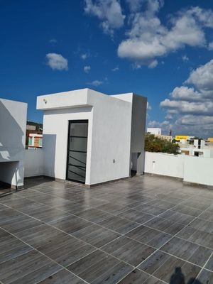 Casa en La Cima, 3 Recamaras con Baño, Jardín, Alberca, Sala TV, Roof Garden