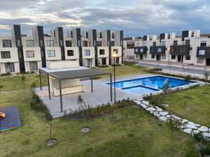 En Venta Casa en El Mirador, 3 Recamaras, 2.5 Baños, Alberca, 2 Autos, de LUJO!