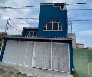 Preciosa Casa Azul en Venta en Lomas de San Pablo, Cerca de Star Medica..