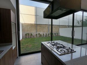 Se Vende Casa en Colinas de Juriquilla, DOBLE ALTURA, Gran Jardín, Lujo