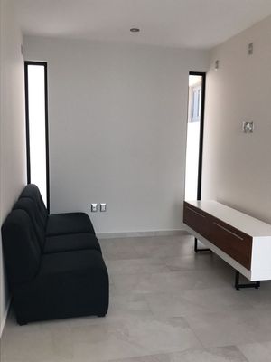 Se Vende Casa en Zibata,  Pasillo Lateral, Jardín,  3 Recamaras, 4 Baños, Lujo