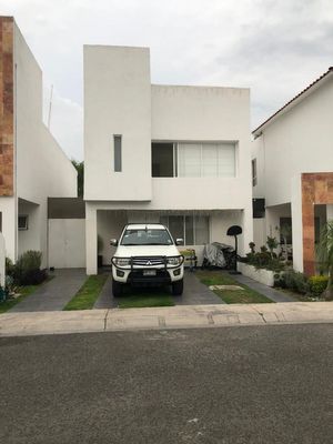 Preciosa Casa en Santa Fe Juriquilla, Jardín Amplio, Pasillo Lateral,3 Recamaras