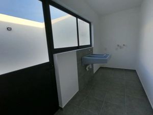 Se Vende Preciosa Casa en Colinas de Juriquilla, DOBLE ALTURA, Gran Jardín, Lujo