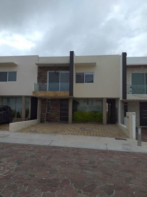 Preciosa Casa en Cañadas del Lago, 3 Recamaras, 2.5 Baños, Jardín, Terraza..